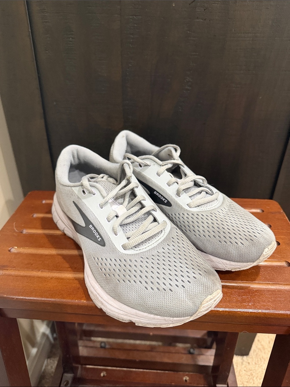 Brooks woman’s Athletic Running Shoes - Light Gray